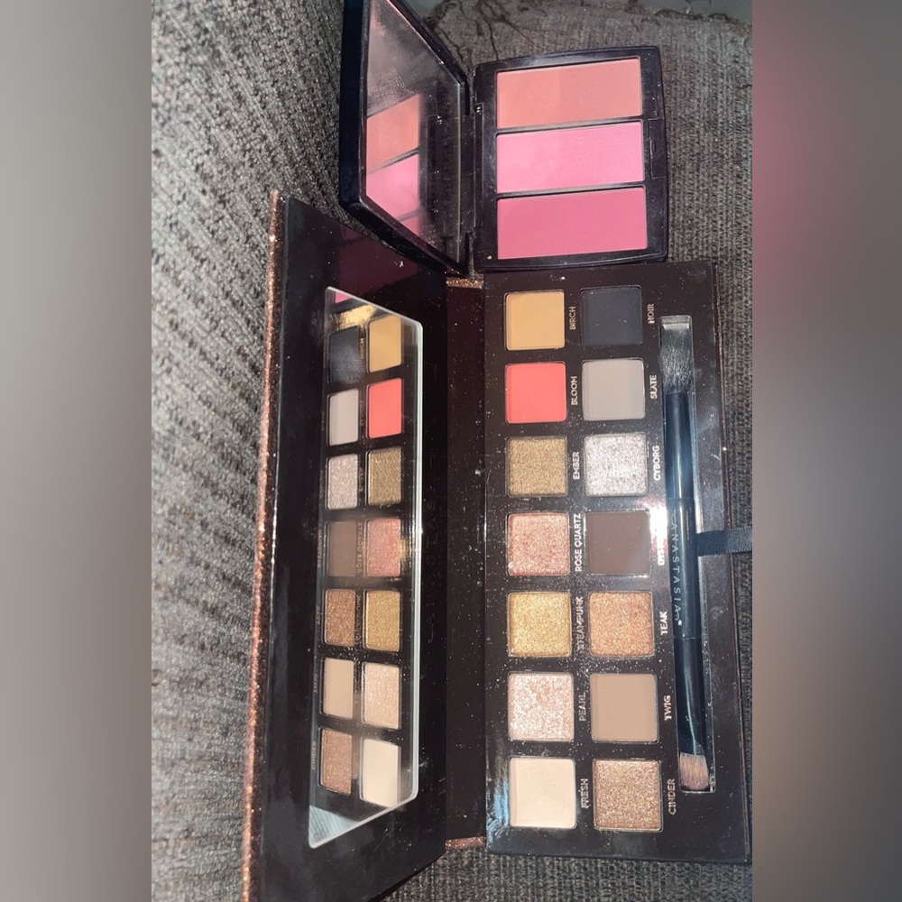 Anastasia Beverly Hills Sultry Eyeshadow palette & blush set